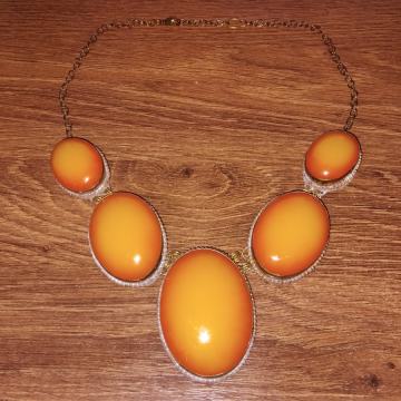 Mala ogrlica sa ogromnim narančastim ukrasima - BIŽUTERIJA
