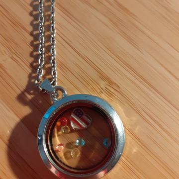 Medaljon/locket s raznim figuricama