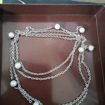 Metalna ogrlica sa bijelim privjescima