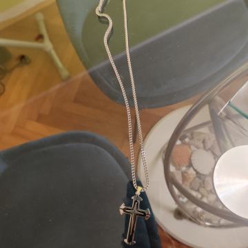 muški lančić s privjeskom na križ