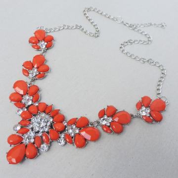 Narančasta cvjetna ogrlica