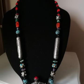 OGRLICA SA BOČICOM ZA PARFEM