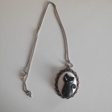 Ogrlica s brošem mačke