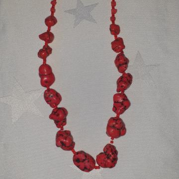 Ogrlica od crvenog kamenja