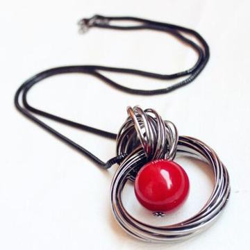 Ogrlica s crvenom kuglom