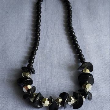 OGRLICA. Od devet višekutnih nikal boje loptica i crnih ploćica. Mob