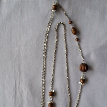 OGRLICA. drvene kuglice i metal lančić. Mob