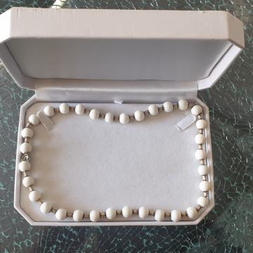 Ogrlica (lančić) u kombinaciji metala i bijelog drveta