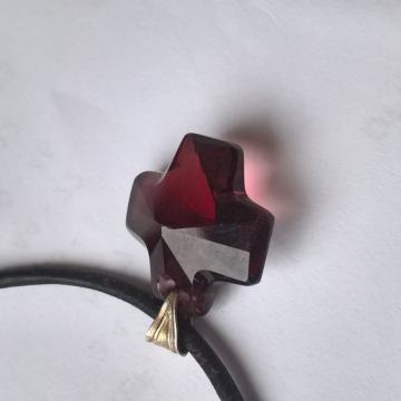 OGRLICA KOŽNA SA KRIŽIĆEM OD POLUDRAGOG KAMENA