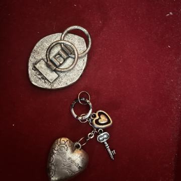 Ogrlica  sa križem, privjesak srce ključ , filigranski broš, križ