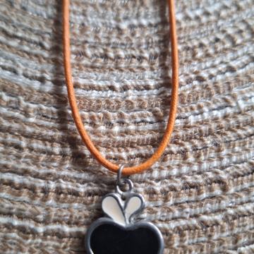 Ogrlica lančić jabuka crna