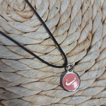 Ogrlica lančić Nike znak ROZI PINK