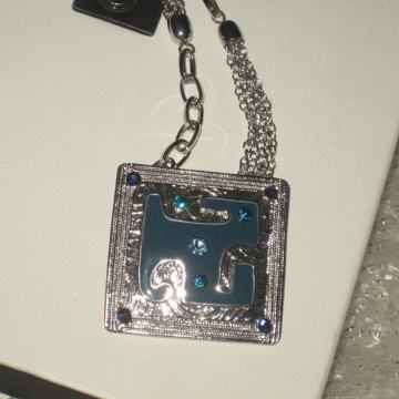 NOVA OGRLICA s plavim detaljima