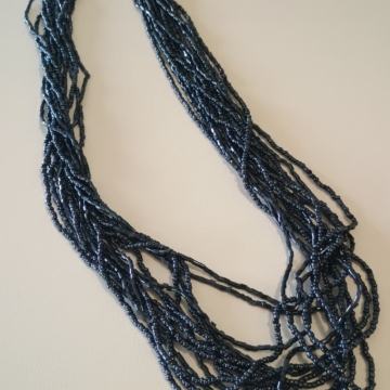 Ogrlica od perlica u nizovima