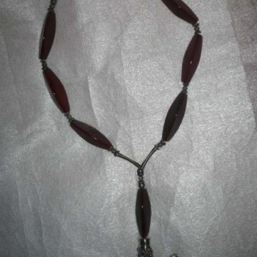 OGRLICA sa poludragim kamenom KARNEOLOM, duljina 48cm po središtu