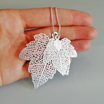 Ogrlica s privjescima na listove