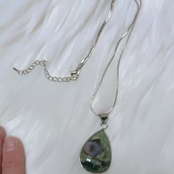 ogrlica s privjeskom od zelenog kamena, nekorišteno
