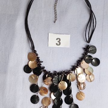 OGRLICA. Sedef okrugle crno-Krem ploćice. Br-3. Mob