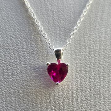 Ogrlica od srebra sa rubinom u obliku srca