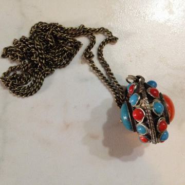 Ogrlica sa srebrenom podlogom i kamenčićima