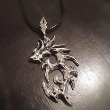 Ogrlica sa srebrnim zmajem