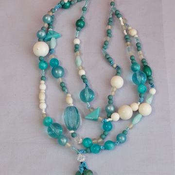 OGRLICA sa Tri niza. Bijeli, Svjetlo plavi, prozir zelenih SRCE. Mob