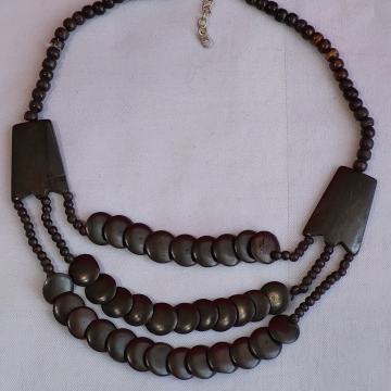 OGRLICA sa Tri niza okruglih crnih pločica. Mob