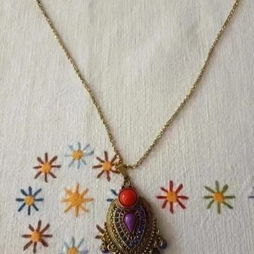 Ogrlica zlatne boje sa unikatnim privjeskom