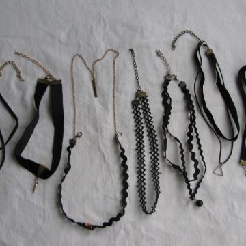 OGRLICE - Crne trake - metal lančići i privjesci 7 kom. SAND-2