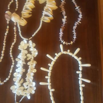 OGRLICE I LANCI OD ŠKOLJKI I SEDEFA