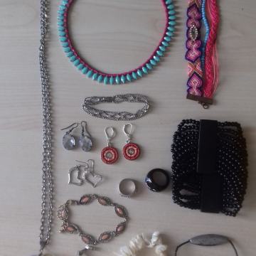 Ogrlice, narukvice, nausnice i prsteni