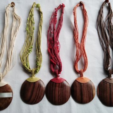 Ogrlice drvo kokos medaljon sa kopčom Novo razne boje