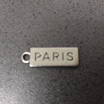 PARIS mini privjesak,ne znam točno od čega je napravljen