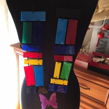 PLASTIČNA OGRLICA-detalj sa leptirom