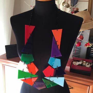 PLASTIČNA OGRLICA - raznobojne pločice