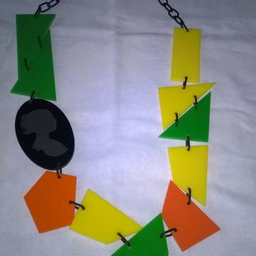 Plastična ogrlica - RUČNI RAD