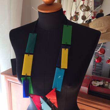 PLASTIČNA OGRLICA-šarena sa dodatnim pločicama