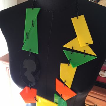 PLASTIČNA OGRLICA-sa vintage detaljem