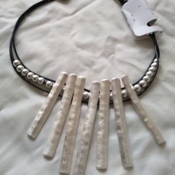 Potpuno nova ogrlica neobičnog i lijepog dizajna