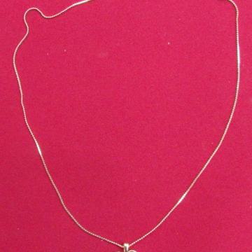 Pozlačeni  lančić sa privjeskom