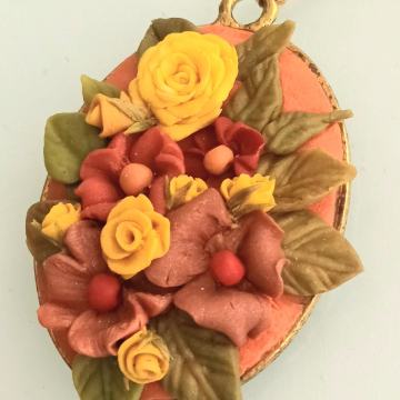 Predivan privjesak cvjetnog motiva izrađen ručnim oblikovanjem polimer