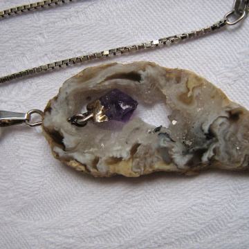 PRIVJESAK OD AHATA S AMETISTOM NA SREBRNOM LANCU 925