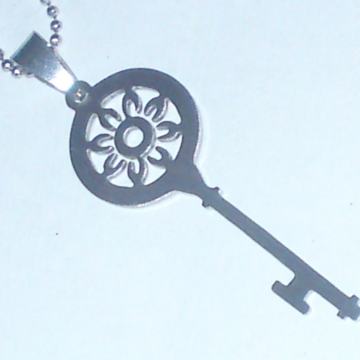 PRIVJESAK I LANČIĆ KIRURŠKI ČELIK, pištolj....