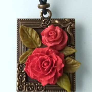 Privjesak/ogrlica s motivom ruza, unikat, ručni rad