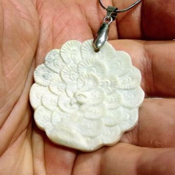 PRIVJESAK
- poludragi kamen -
Bijeli Žad