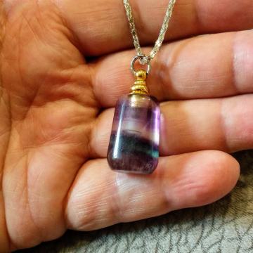 PRIVJESAK UNIKAT - Bočica od  Rainbow Fluorite + LANČIĆ posrabreni