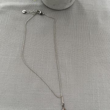 Pull and Bear diskretni lančić sa privjeskom