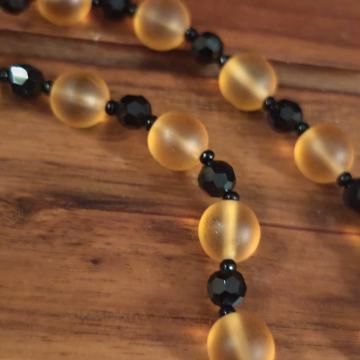 Retro ogrlica od brušeneog stakla i crnog kristala.