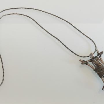 Ogrlica s privjeskom u gotičkom stilu