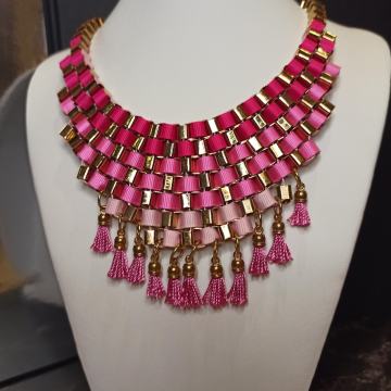 Roza boho chic ogrlica (tkanina + metalni ringovi)
